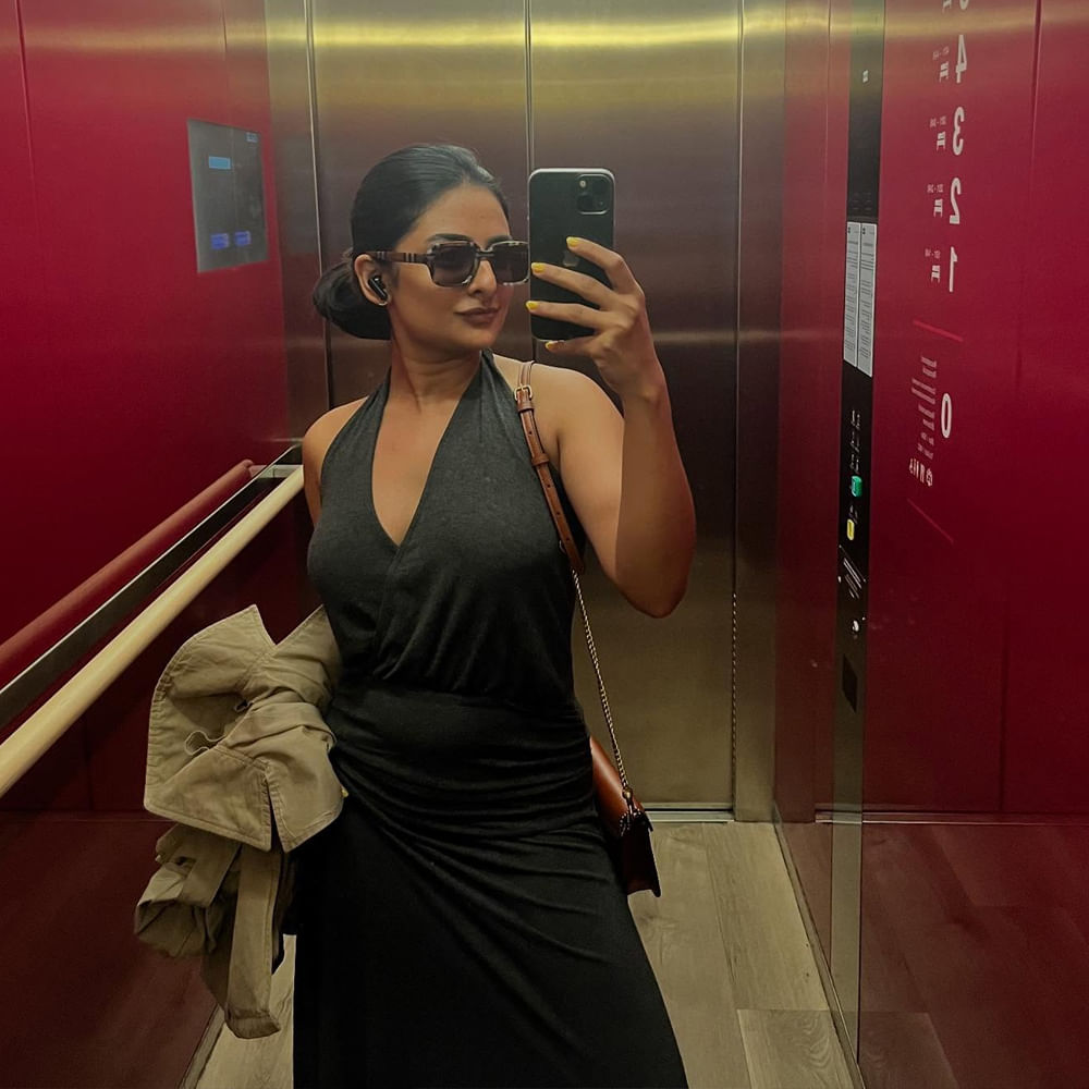 ఈ చిన్నది ఇప్పుడు హీరోయిన్ లుక్ లోకి మారిపోయింది. సోషల్ మీడియాలో ఈ కుర్ర భామ అందాలు ఆరబోస్తూ షేర్ చేసే ఫోటోలు తెగ వైరల్ అవుతున్నాయి. తనగ్లామర్ ఫొటోలతో ఎప్పటికప్పుడు అభిమానులను తన వశం చేసుకుంటుంది. ఈ బ్యూటీ ఫొటోలకు అభిమానులు లైకులు వర్షం కురిపిస్తున్నారు.