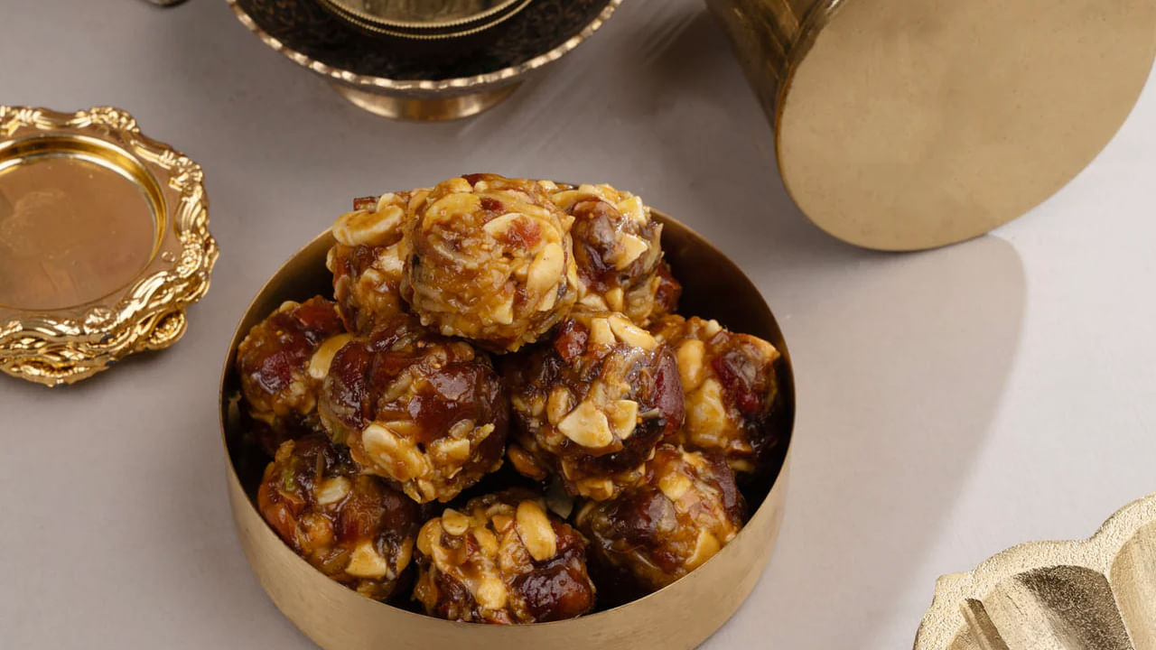 పిల్లలు ఎప్పుడూ స్వీట్ తినడానికి ఎక్కువ ఇష్టపడుతుంటారు. అయితే వారికి మంచి రుచిని ఇవ్వడమే కాకుండా, రోగనిరోధక శక్తిని పెంచడానికి మంచి ఆహారం పెట్టాలంటారు. దానికి సరైన ఎంపికంటే డ్రై ఫ్రూట్ లడ్డూనే, ఇందులో చక్కెర కి బదులు ఖర్జూర ఉపయోగిస్తారు. అంతే కాకుండా డ్రైఫ్రూట్స్ కూడా ఉంటాయి. దీని వలన ఇది పిల్లలకు పెట్టడానికి చాలా మంచిది. కాగా, ఇప్పుడు మనం ఈ డ్రై ఫ్రూట్ లడ్డూ ఎలా తయారు చేయాలో చూద్దాం.