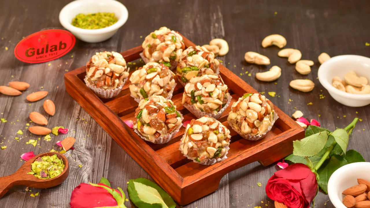 కావాల్సిన పదార్థాలు : ఖర్జూరం - 1 కప్పు, అంజీర్ అరకప్పు, జీడిపప్పు పావు కప్పు, బాదం పావు కప్పు, వాల్ నట్స్ పావు కప్పు, పిస్తా పప్పులు రెండు టేబుల్ స్పూన్స్, ఎండు ద్రాక్ష 2 టేబుల్ స్పూన్స్, నెయ్యి 1 టేబుల్ స్పూన్, పుచ్చకాయ గింజలు ఒ టీస్పూన్, యాలకుల పొడి, అరటీస్పూన్.