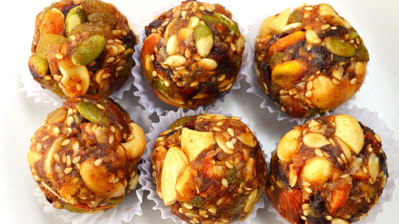 తయారీ విధానం : ముందుగా బాదం, జీడిపప్పు, వాల్‌నట్స్, పిస్తాపప్పులను చిన్న చిన్న ముక్కలుగా చేసుకోవాలి. తర్వాత అంజీర్‌ను వేడి నీటిలో పది నుంచి పదిహేను నిమిషాలు నానబెట్టాలి. తర్వాత వీటిని, అలాగే ఖర్జూరాలను ముక్కలుగా చేసి మిక్సీ పట్టాలి. ఈ పేస్టు లడ్డూ చేయడానికి బాగుంటుంది. తర్వాత ఒక పాన్ తీసుకోవాలి. అందులో ఒక టేబుల్ స్పూన్ నెయ్యి వేసి దాన్ని కాస్త వేడి చెయ్యాలి.