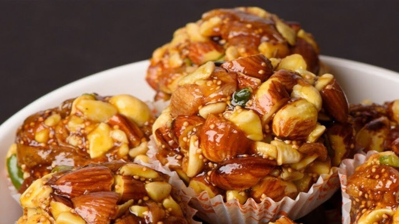 నెయ్యి వేడి అయిన తర్వాత అందులో తరిగిన డ్రై ఫ్రూట్స్, బాదం, జీడిప్పు, పిస్తా, వాల్ నట్స్ అన్నింటిని వేసుకొని వేయించుకోవాలి. అవి లేత గోధు రంగు వచ్చాక, అందులోనే ఎండు ద్రాక్ష, అంజీర పండ్లను వేసి వేయించుకోవాలి. తర్వాత వీటిలోకి ఖర్జూర పేస్ట్ వేసి తక్కువ మంటపై మెత్తగా కలుపుకోవాలి.