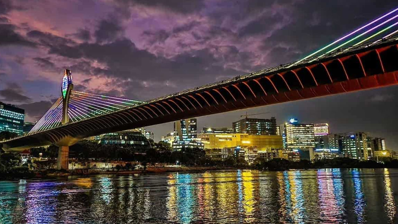 దుర్గం చెరువు (సీక్రెట్ లేక్): సీక్రెట్ లేక్ అని పిలువబడే దుర్గం చెరువు హైదరాబాద్ ఐటీ హబ్ లోపల ఉంది. ఇక్కడ ఇది రాతి కొండలు, సహజ వృక్షసంపద మధ్య  విశ్రాంతి తీసుకోవచ్చు. ఒకప్పుడు నీటిపారుదల అవసరాలను తీర్చిన స్థలం ఇది. తర్వాత ఇది వారాంతపు ఆకర్షణగా మారింది.