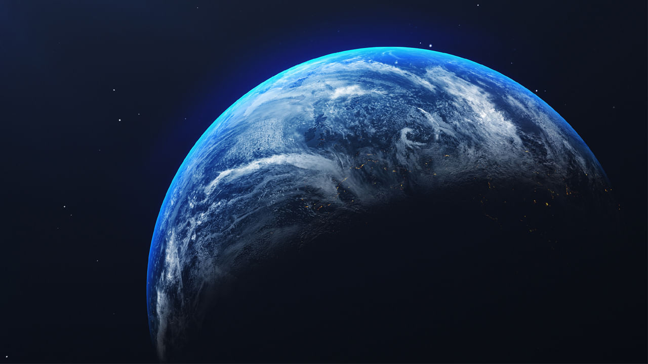 క్రైస్తవ మతం ప్రకారం బైబిల్ సాహిత్య వివరణను అనుసరించే చాలా మంది క్రైస్తవులు భూమి వయస్సు సాపేక్షంగా చిన్నదని, సాధారణంగా 6,000 నుండి 10,000 సంవత్సరాల వయస్సు గలదని నమ్ముతారు. ఈ నమ్మకం ఆదికాండము సృష్టి కథనం, బైబిల్‌లోని వంశావళి రికార్డులలో పాతుకుపోయింది. వీటిని సృష్టి కాలక్రమణికను రూపొందించడానికి ఉపయోగిస్తారు.