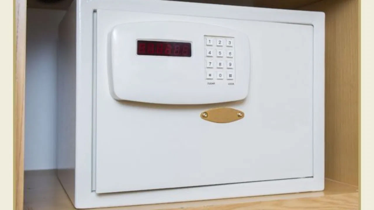 
మీకు దుకాణం లేదా కార్యాలయం ఉంటే తూర్పు దిశలో ఎరుపు లేదా బంగారు రంగు సేఫ్ ఉంచండి. అందులో డబ్బు లేదా విలువైన వస్తువులను ఉంచుతారు కనుక ఇలా చేయడం ద్వారా.. మీ ఖజానా పెట్టి ఎప్పుడూ ఖాళీగా ఉండదు. డబ్బు ఎల్లప్పుడూ ఉంటుంది.