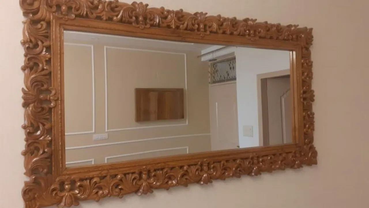 ఇంటికి తూర్పు దిశలో అద్దం ఉంచడం శుభప్రదంగా భావిస్తారు. ఇంట్లోని సురక్షితమైన లేదా దానానికి సంబంధించిన వస్తువులు కనిపించేలా తూర్పు దిశలో అద్దం ఉంచండి. అయితే తూర్పున పెట్టె అద్దం దక్షిణ దిశ వైపు చుపిస్తున్నట్లుగా ఉండకూడదని గుర్తుంచుకోండి. ఇలా చేస్తే ఇంట్లో ఆర్దిక ఇబ్బందులను కలుగజేస్తుంది. 
 