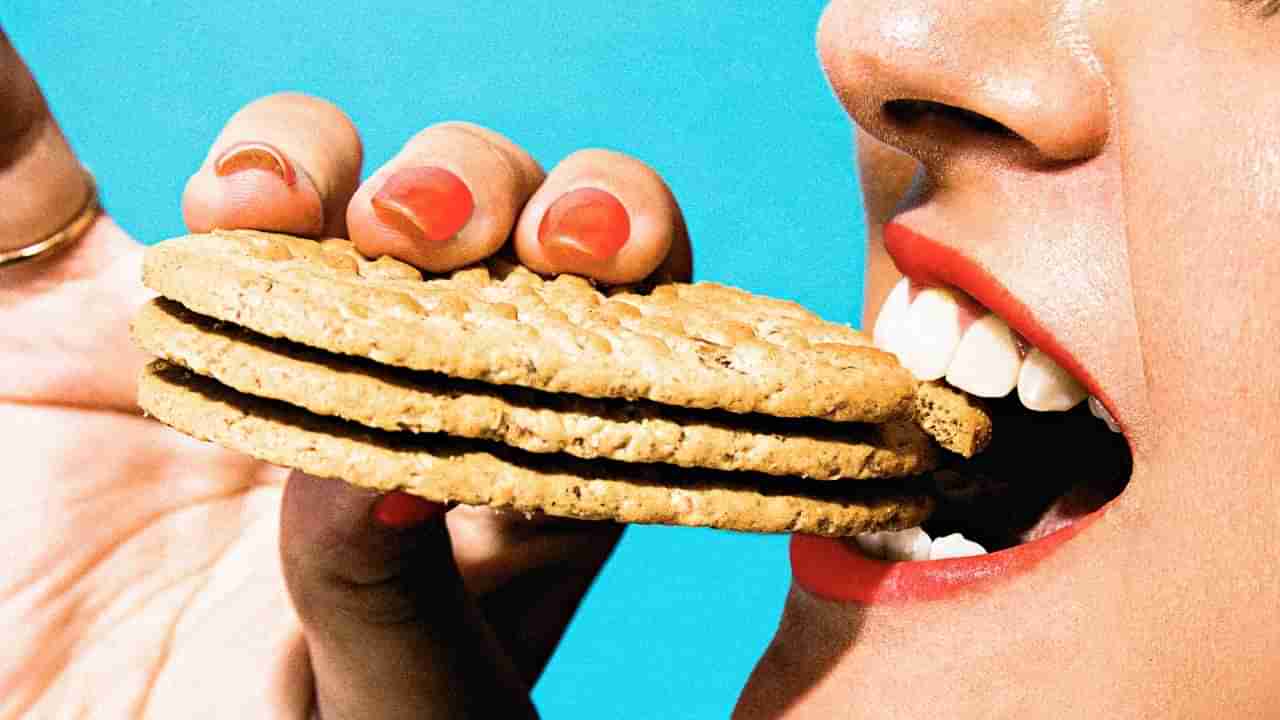రోజూ బిస్కెట్లు తింటున్నారా..? మీ పిల్లలకు కూడా ఇస్తున్నారా..? ఇది ఎంత డేంజరో తెలుసా..?