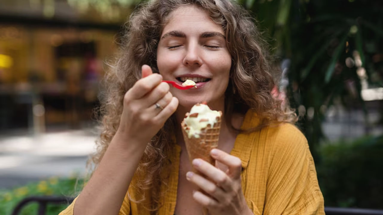 పిల్లలు నుంచి పెద్దలు వరకు వయస్సుతో సంబంధం ప్రతి ఒక్కరూ ఐస్ క్రీమ్ అంటే ఇష్టపడతారు. అయితే కొంతమంది కాలంతో సంబంధం లేకుండా చల్లని ఐస్ క్రీమ్ తింటుంటారు. ఐస్ క్రీం వేసవిలో తినడం వల్ల ఆరోగ్యానికి పెద్దగా ఇబ్బందులు ఏమో ఏమి ఉండవు. అదే వర్షాకాలంలో ఐస్క్రీం తింటే మాత్రం ఆరోగ్యంపై తీవ్రమైన ప్రభావం చూపుతుంది.