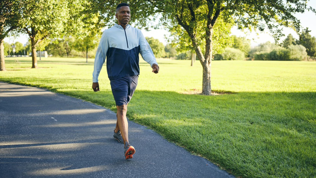 అదే విధంగా కొందరు తిన్న వెంటనే వేగంగా నడుస్తుంటారు. కానీ ఇలా నడవడం అస్సలే మంచిది కాదంట. దీని వలన కడుపు నొప్పి అలాగే జీర్ణవ్యవస్థకు ఆటంకం కలుగుతుందంట. తిన్న వెంటనే వేగవంతమైన నడక అనేక ఇబ్బందులను తీసుకస్తుందంట. అందుకే తిన్న తర్వాత 20 నిమిషాల తర్వాత నిదానంగా నడవాలంట. ఇది ఆరోగ్యానికి చాలా మంచిది.