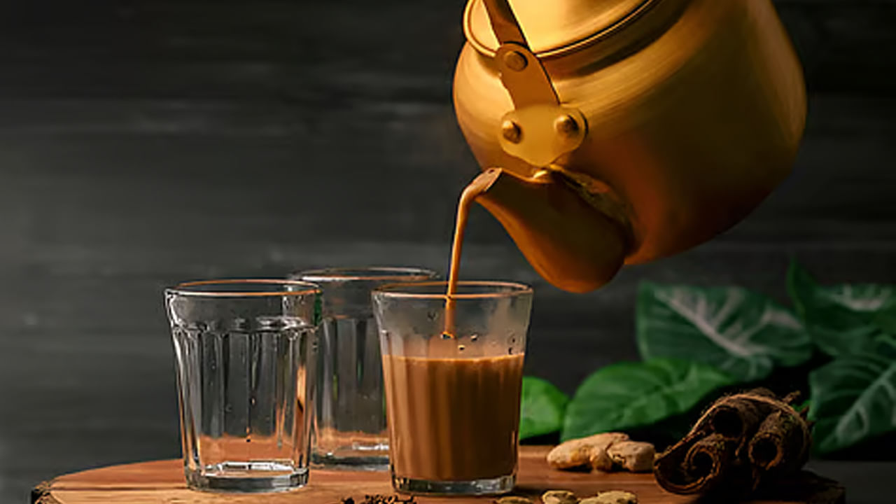 ఇక కొంత మంది భోజనం చేసిన  వెంటనే టీ లేదా కాఫీ తాగుతుంటారు. కానీ ఇది ఆరోగ్యానికి ఏ మాత్రం మంచిది కాదంట. తిన్న వెంటనే టీ లేదా కాఫీ తాగడం వలన ఇది శరీరం ఖనిజాలను గ్రహించే సామార్థ్యాన్ని దెబ్బ తీస్తుంది. అలాగే టీ ఐరన్‌ను దెబ్బ తీస్తుంది. దీంతో రక్త హీనతకు గురి అయ్యే ఛాన్స్ ఉన్నదంట. అందుకే తిన్న వెంటనే ఎప్పుడు టీ తాగకూడదంట.