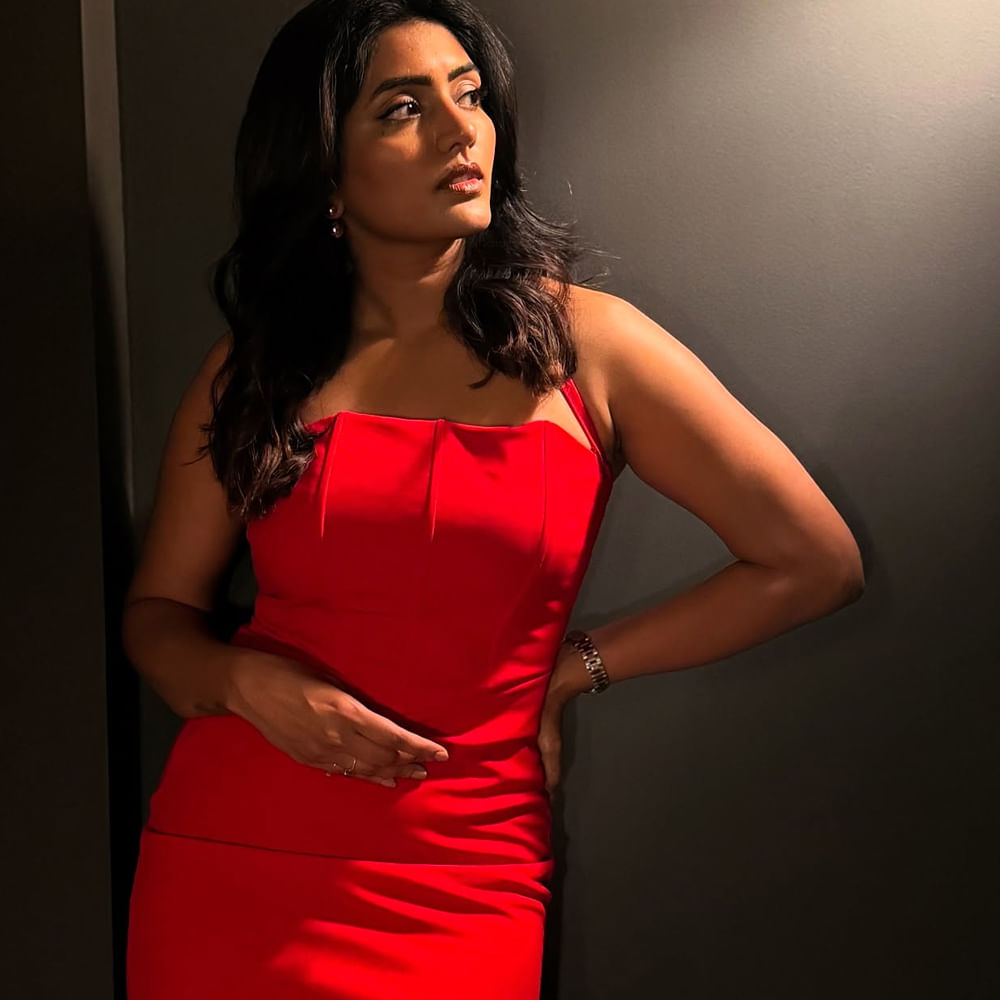 ఈషా రెబ్బ హీరోయిన్ గా బ్యాక్ టు బ్యాక్ సినిమాలు చేసింది. కానీ అంతగా క్లిక్ అవ్వలేదు. ఇక సక్సెస్ కాలేక పోయినా.. సెకండ్ హీరోయిన్ గా మాత్రం మంచి గుర్తింపు తెచ్చుకుంది ఈ అందాల భామ. ఎన్టీఆర్ హీరోగా నటించిన అరవింద సమేత సినిమాలో హీరోయిన్ సిస్టర్ గా నటించి మెప్పించింది ఈషా రెబ్బ.