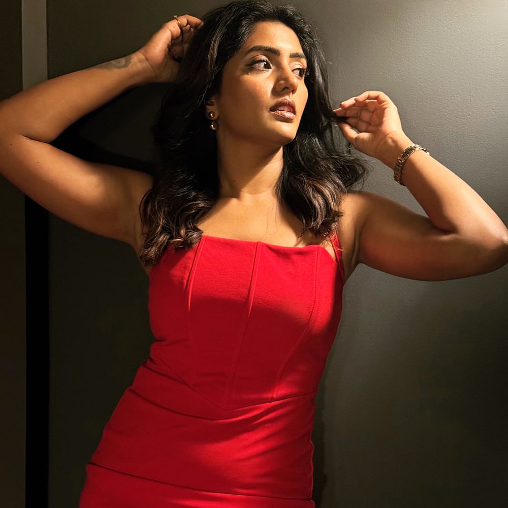 ఇక ఈ బ్యూటీ చాలా సినిమాలో సెకండ్ హీరోయిన్ గా.. స్పెషల్ రోల్స్ లో నటించి మెప్పించింది. అలాగే పలు వెబ్ సిరీస్ లోనూ నటించింది. త్రీ రోజెస్ సినిమాలో కొంచం బోల్డ్ పాత్రలో నటించి మెప్పించింది ఈషా రెబ్బ. కానీ ఈ బ్యూటీకి అనుకున్నంత గుర్తింపు రాలేదు. 