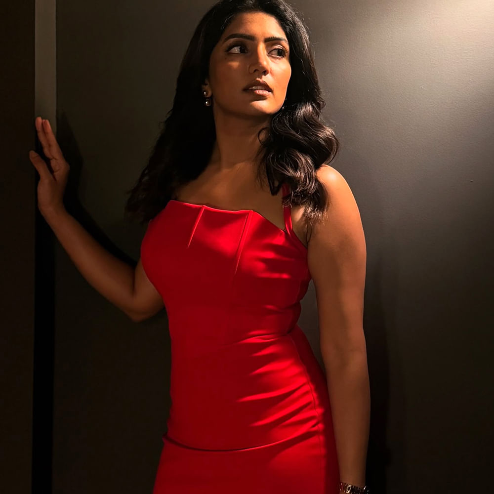 ఇక ఈ చిన్నది సోషల్ మీడియాలో రెగ్యులర్ గా ఫోటోలు షేర్ చేస్తూ తన అభిమానులను మెప్పిస్తుంది ఈషా రెబ్బ. ఓవైపు చీరకట్టులో ప్రేక్షకులను అలరిస్తూ.. మరోవైపు మోడ్రన్ డ్రస్ లో హాట్ హాట్ ఫోజులు ఇస్తూ ఆకట్టుకుంటుంది ఈ వయ్యారి భామ. ప్రస్తుతం తరుణ్ భాస్కర్ తో ఓ సినిమాలో నటిస్తుంది. అలాగే 3 రోజెస్ 2 సిరీస్ లో నటిస్తుంది. 