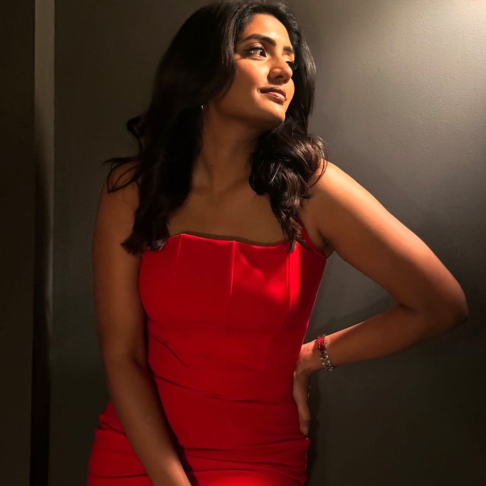 తాజాగా ఈ  వయ్యారి సోషల్ మీడియాలో కొన్ని ఫోటోలు వదిలింది. రెడ్ కలర్ డ్రస్ లో రెడ్ హాట్ గా క్రేజీ ఫోటోలు షేర్ చేసింది. ఈ ఫొటోల్లో తన అందాలతో ఆకట్టుకుంటుంది. ఈ ఫోటోలకు కుర్రాళ్ళు క్రేజీ కామెంట్స్ చేస్తున్నారు. 