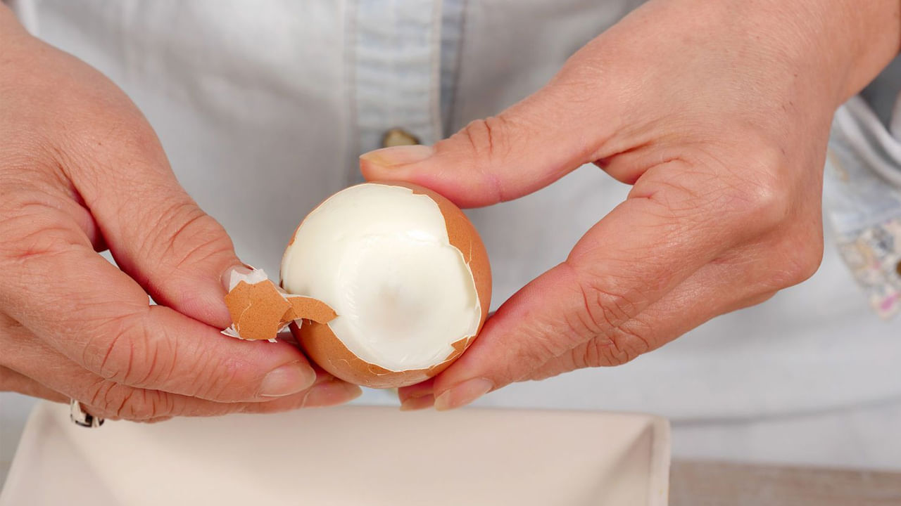 ఉడికించిన గుడ్లు అందరికీ ఇష్టమైనవి- వీటిని తినడం వల్ల ఎన్నో ఆరోగ్య ప్రయోజనాలు కూడా ఉన్నాయి. అయితే, కొన్నిసార్లు వాటి తొక్క తీయడం మనకు పెద్ద సవాలుగా మారుతుంది. కొన్నిసార్లు, పెంకు సులభంగా వచ్చినా..  మరికొన్నిసార్లు ఇబ్బంది పెడుతుంది. ఈ సదర్భంగా దాన్ని పెంకును తొలగించేందుకు చాలా సమయం పడుతుంది.