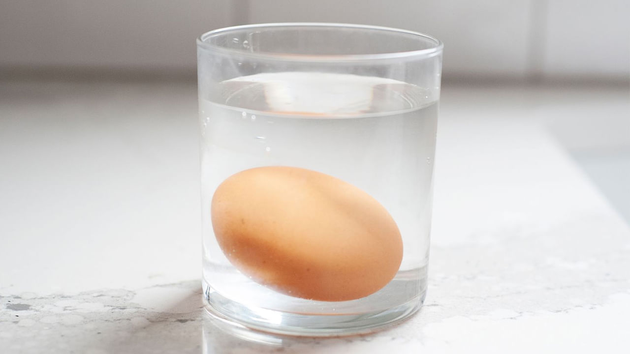 
మొదటగా గుడ్డును ఒక గ్లాసులో వేయండి. ఆ గాజు పరిమాణం గుడ్డు సరిగ్గా సరిపోయేంత పెద్దదిగా గాజు ఉండాలి. తర్వాత ఆ గ్లాస్‌ను నీటితో నింపండి. అయితే నీటిని గ్లాస్‌ ఫుల్‌గా నిపొంద్దు. నీటికి, గాజు పైభాగానికి మధ్య ఒక సెంటీమీటర్ గ్యాప్‌ ఉండేలా చూసుకోండి.