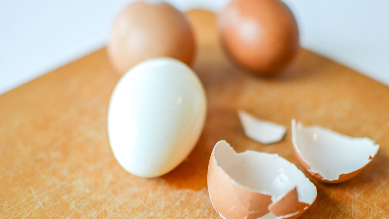 తర్వాత మీ అరచేతితో గాజును కప్పి, షెల్ మీద కొన్ని పగుళ్లు వచ్చే వరకు దాదాపు 3 సెకన్ల పాటు అటూ ఇటూ కదిలించండి. ఇ తర్వాత నీటిని తొలగించిం తొక్క తీయడానికి ప్రయత్నించండి. అప్పుడు గుడ్డు పగలకుండా మొత్తం ఒకే సారి బయటకు వస్తుంది.