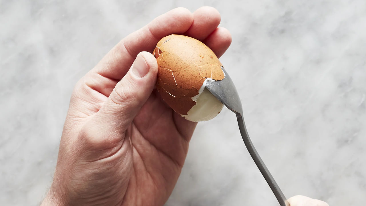 ఈ సమస్యను అదిగమించేందుకు, ఉడికించిన గడ్డు విరిగి పోకుండా, దానిలోని పచ్చసోన చెదరకుండా గుడ్డు పెంకును తీసుసేందుకు ఒక సులభమైన మార్గం ఉంది. దీని ద్వారా మీరు కేవలం కొన్ని సెకన్లలోనే గుడ్డు తొక్కను తొలగించవచ్చు.  