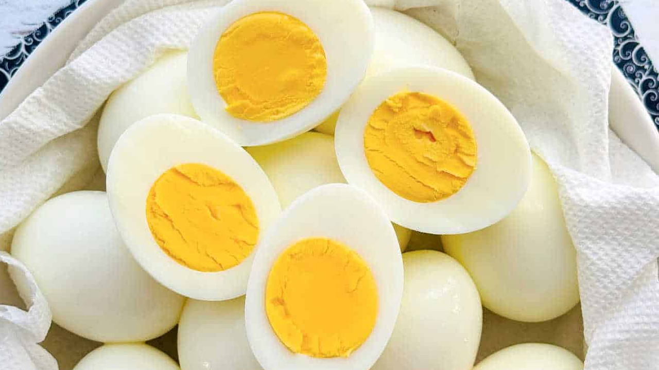 గుడ్లు:  ఫిట్‌నెస్ కోసం గుడ్లు మీ ఆహారంలో చేర్చండి. గుడ్లు, ప్రకృతి ప్రసాదించిన మల్టీ-విటమిన్. గుడ్లు దాదాపు ప్రతి ముఖ్యమైన విటమిన్, ఖనిజాలతో నిండి ఉంటాయి. ముఖ్యంగా పచ్చసొనలో ఎన్నో పోషకాలు ఉన్నాయి. గుడ్లు ప్రతిరోజూ తినడం మంచిది. 