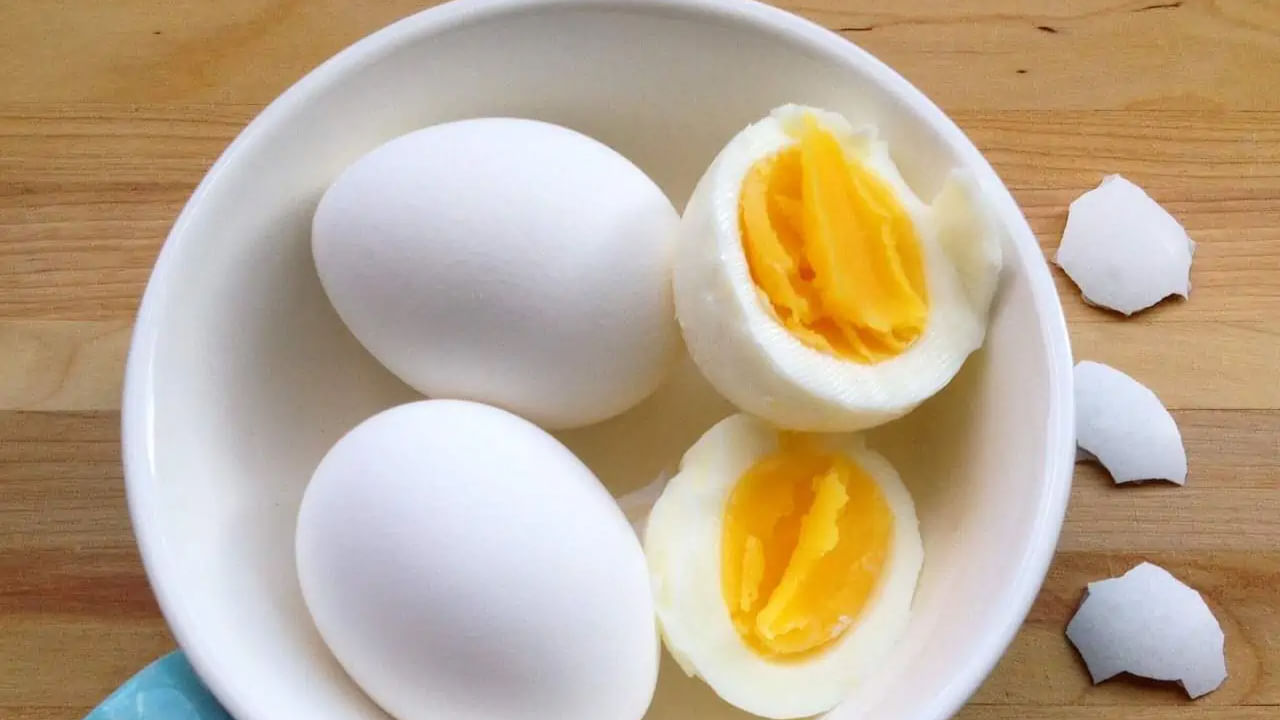 కొలెస్ట్రాల్ తరచుగా ఆందోళనలను కలిగిస్తుంది, కానీ తీసుకునే కొవ్వు రకం కూడా అంతే కీలకం; అనారోగ్యకరమైన సంతృప్త లేదా ట్రాన్స్ ఫ్యాట్‌లను నివారించడానికి అదనపు కొవ్వులను నివారించండి. ది న్యూట్రిషన్ సోర్స్ గుర్తించినట్లుగా, ఉడికించిన గుడ్లకు మారడం వల్ల హానికరమైన కొవ్వుల మొత్తం వినియోగాన్ని తగ్గించడం ద్వారా గుండె ఆరోగ్యానికి ప్రయోజనకరంగా ఉంటుంది.