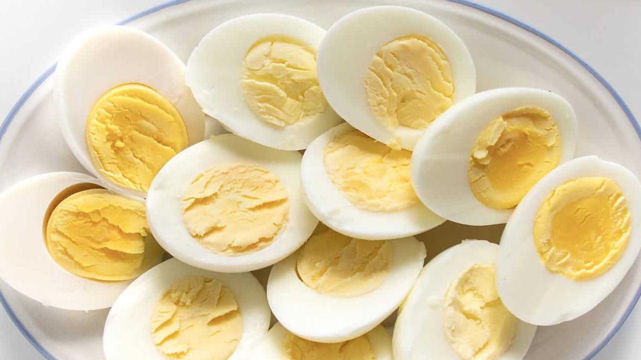 మీరు బరువు తగ్గాలనుకొంటే, ఉడికించిన గుడ్లు మీ ఆహారంలో చేర్చండి. వాటిలోని అధిక ప్రోటీన్ కంటెంట్ మిమ్మల్ని ఎక్కువసేపు కడుపు నిండి ఉండేలా చేస్తుంది, అనారోగ్యకరమైన ఆహారాన్ని తినాలనే కోరికను తగ్గిస్తుంది. దీనికి విరుద్ధంగా, గిలకొట్టిన మరియు వేయించిన గుడ్లలో కనిపించే కొవ్వులు అదే స్థాయిలో సంతృప్తిని అందించకపోవచ్చు, ఇది జర్నల్ ఆఫ్ ఫిజియాలజీ రివ్యూస్‌లో వివరించినట్లుగా అతిగా తినడానికి దారితీస్తుంది.