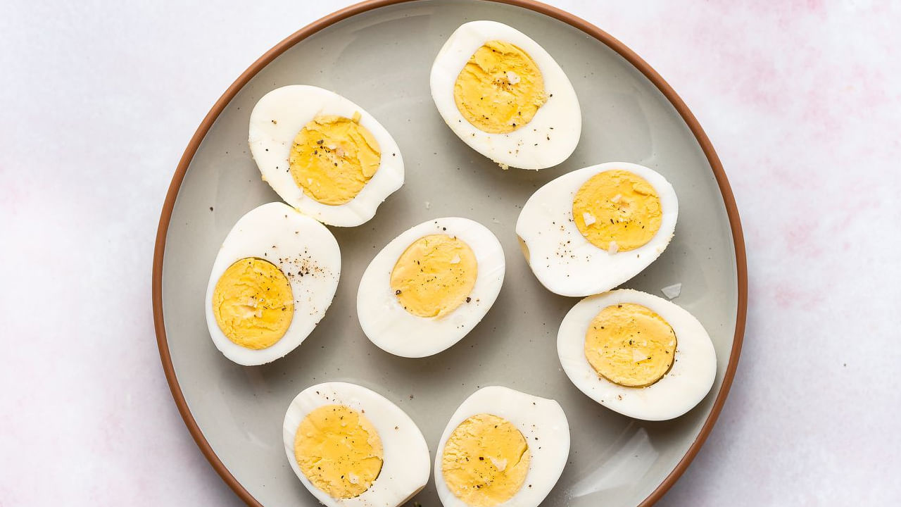 ఉడికించిన గుడ్లలో అదనపు నూనెలు లేకపోవడం వల్ల అవి కడుపుకు సున్నితంగా ఉంటాయి, జీర్ణక్రియ సున్నితత్వం ఉన్న ఎవరికైనా ఇవి అనువైనవి. అదనంగా, వాటిలోని ప్రోటీన్ సులభంగా జీర్ణమవుతుంది, కండరాల పునరుద్ధరణకు మరియు జీర్ణ ఆరోగ్యానికి దోహదం చేస్తుందని ది జర్నల్ ఆఫ్ న్యూట్రిషన్ నివేదించింది. ఉడికించిన గుడ్లు తయారు చేయడం చాలా సులభం! వాటిని 7-10 నిమిషాలు ఉడికించి ఆనందించండి. వేయించిన లేదా గిలకొట్టిన గుడ్లు తయారు చేయడం గజిబిజిగా ఉంటుంది. తరచుగా ఎక్కువ శుభ్రపరచడం అవసరం. వాటిని బ్యాచ్‌లలో తయారు చేసి ఫ్రిజ్‌లో నిల్వ చేయవచ్చు, ఇది వాటిని అనుకూలమైన చిరుతిండిగా చేస్తుంది.