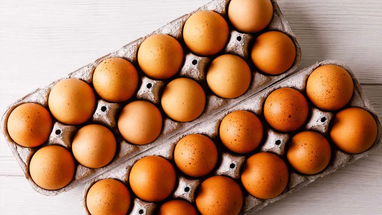 గుడ్లను ఫ్రిజ్‌లో ఎన్ని రోజులు ఉంచాలంటే:  సుమారు నెల రోజుల పాటు ఫ్రిజ్‌లో గుడ్లను నిల్వ ఉంచవచ్చు. అదే బయటైతే మాత్రం ఒక వారం పాటు ఉండవచ్చు. అంతకుమించి నిల్వ ఉంచితే మాత్రం గుడ్లు చెడిపోతాయి.