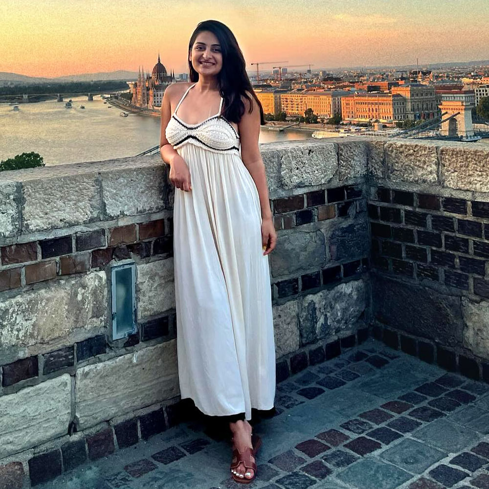 ఇక ఈ సినిమాలో వెంకటేష్ చిన్న కూతురిగా కనిపించిన చిన్నది గుర్తుందా.? ఆమె ఇప్పుడు ఎలా ఉందో తెలుసా.? చూస్తే ఫ్యూజులు ఎగిరిపోతాయి. హీరోయిన్స్ ను బీట్ చేసే అందం.. కుర్రాళ్లను గిలిగింతలు పెట్టె వయ్యారంతో ఆకట్టుకుంటుంది. ఆమె పేరు ఎస్తర్ అనిల్.