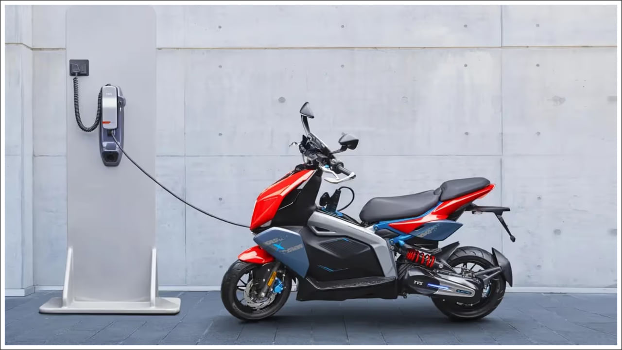 టీవీఎస్ ఆర్బిటర్: టీవీఎస్ మోటార్ కంపెనీ కొత్త బడ్జెట్ ఈ-స్కూటర్‌ను విడుదల చేయనుంది. దీనిని టీవీఎస్ ఆర్బిటర్ అని పిలుస్తారు. దీని ధర రూ. లక్ష లోపు ఉండవచ్చు. ఈ స్కూటర్ 2.2 kWh బ్యాటరీ, ఐక్యూబ్ ఎంట్రీ వెర్షన్ నుండి బాష్ యొక్క హబ్-మౌంటెడ్ మోటారును పంచుకోవచ్చు. ఇది 75, 80 కి.మీ మధ్య రేంజ్ కలిగి ఉంటుందని, గరిష్ట వేగం గంటకు 70 కి.మీ. ఉంటుందని భావిస్తున్నారు.