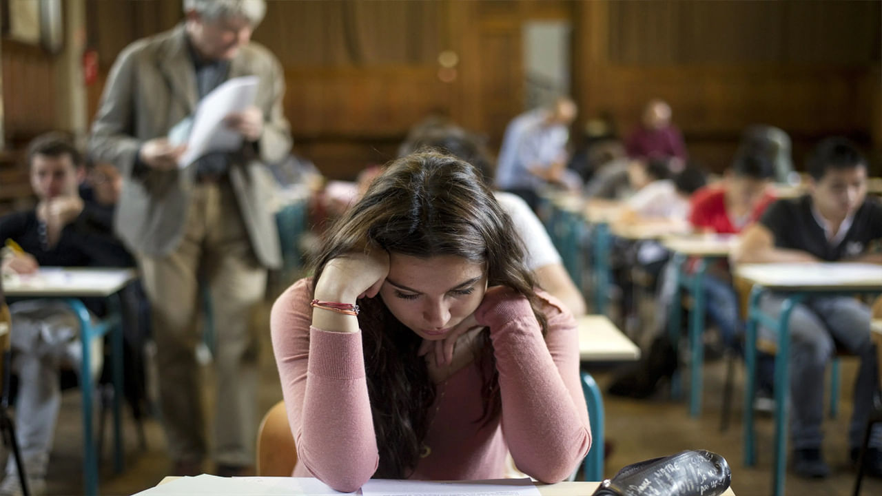 టీచర్‌ చిన్న పొరపాటు.. ఏకంగా 138 మంది బీటెక్‌ విద్యార్ధులు ఫెయిల్‌! చివరకు..