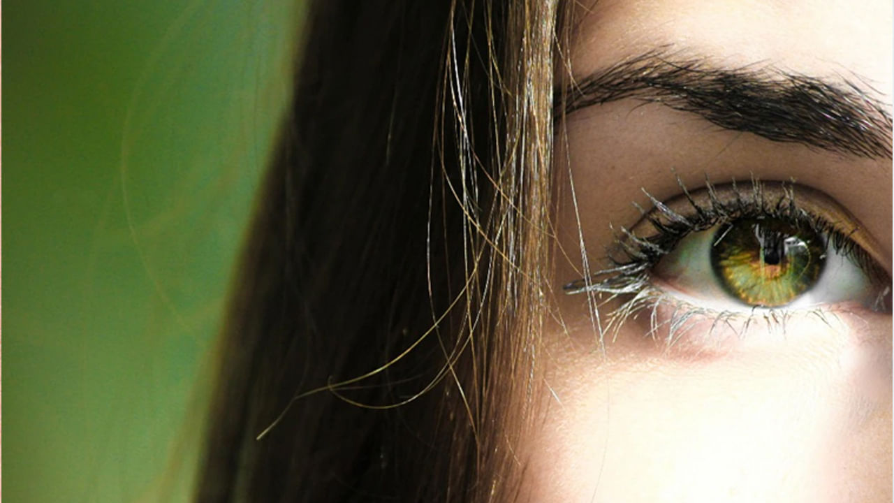 కనురెప్పలపై చుండ్రు అనేది కంటి రెప్పలపై బ్యాక్టీరియా పేరుకపోయినప్పుడు వస్తుందంట. అంతే కాకుండా ఆయిల్ ఫేస్, పొడి కళ్ల వంటి సమస్యలు ఉన్న వారిలో ఈ సమస్య ఎక్కువగా ఉంటుందంట. కనురెప్పలపై చుండ్రు ఉన్నప్పుడు   కంటిపై తెలుపు లేదా పసుపు రంగు పొరలు, దురద, కళ్లు ఎర్రగా మారడం, చూపు మందగించడం, కాంతిని సరిగ్గా చూడకపోవడం వంటి లక్షణాలు కనిపిస్తాయని చెబుతున్నారు ఆరోగ్య నిపుణులు.