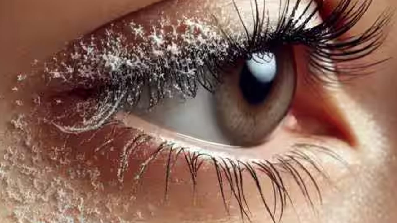 ఈ కనురుప్పలపై చుండ్రు వలన కంటి ఇన్ఫెక్షన్స్, పొడి కళ్లు, సైట్ వంటి సమస్యలు తలెత్తుతాయి. కొన్ని సార్లు ఈ లక్షణాలు తీవ్రతరమైతే  కార్నియల్ దెబ్బతినే ప్రమాదం ఎక్కువగా ఉంటుందంట. అందువలన ప్రమాదాన్ని పరిశీలించి, వైద్యుడిని సంప్రదిచాలంట. ముఖ్యంగా సమస్య పెరగకూడదంటే, తప్పకుండా కనురెప్పల శుభ్రత పాటించడమే కాకుండా, కళ్ల ఆరోగ్యంపై ఎప్పటికప్పుడు శ్రద్ధ వహించాలంట.