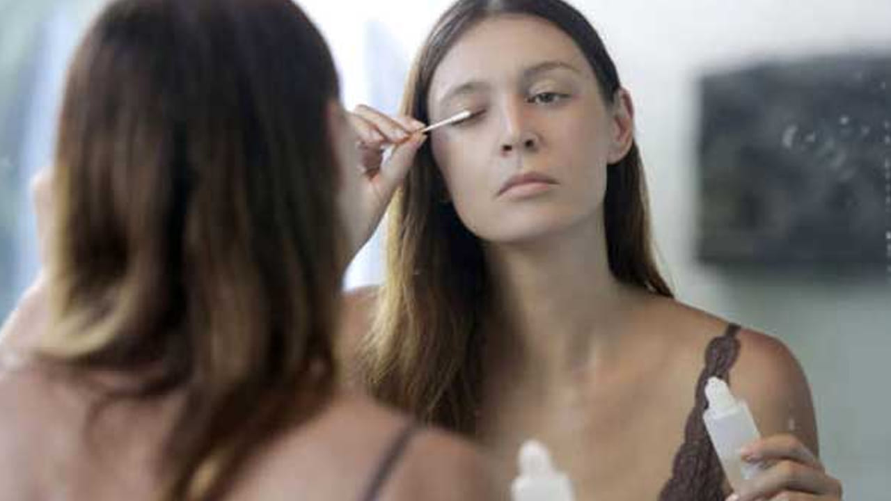 కొంత మంది మేకప్ వేసుకున్న తర్వాత పడుకునే ముందు కళ్లను శుభ్రం చేసుకోరు. అలానే నిద్రపోవడం వలన కనురెప్పల మధ్య చుండ్రు సమస్య అనేది తీవ్రతరం అవుతుందంట. దీంతో కళ్లు ఎర్రగా మారడం, దురద పెట్టడం వంటి సమస్యలు ఎక్కువ అవుతాయంట. అలాగే కనురెప్పల వెంట్రకులు రాలిపోయే ఛాన్స్ ఉన్నదంట. అందుకే మేకప్‌ను ఎప్పటికప్పుడు తొలిగించుకుని, కళ్లను శుభ్రపరుచుకుంటూ ఉండాలంట. దీని  వలన కనురెప్పలపై చుండ్రు సమస్య కొంత మేర తాగుతుందంట.