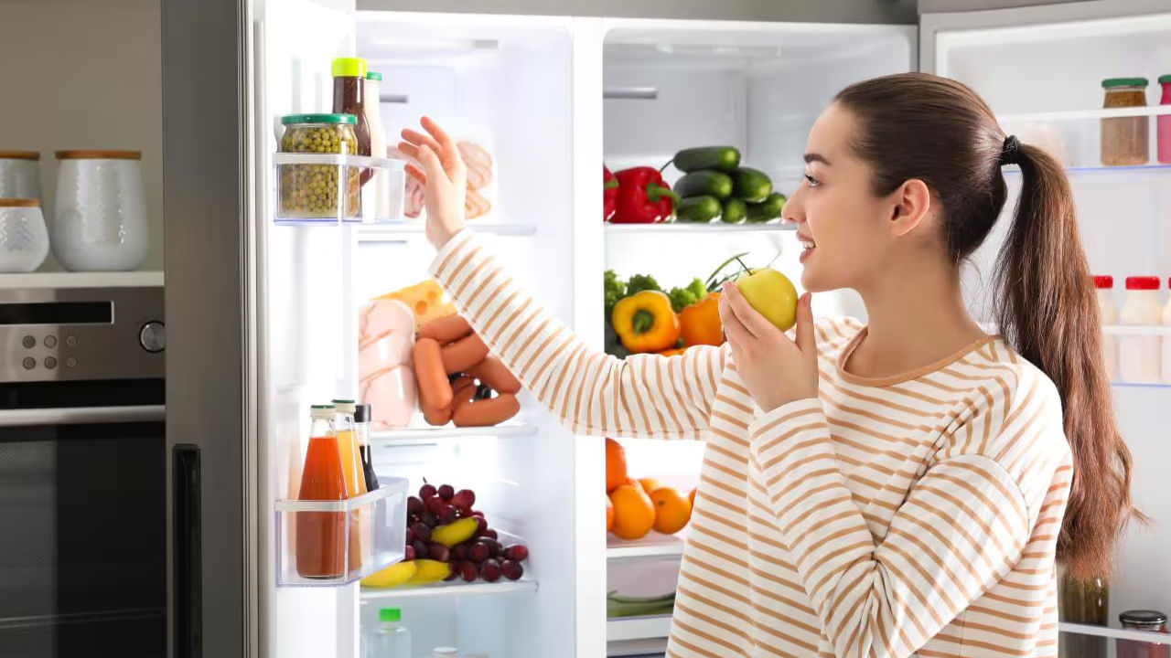 ఫ్రిజ్‌లో నిల్వ చేసిన ఆహారాన్ని వాడుకోవడానికి పోషకాహార నిపుణులు కొన్ని చిట్కాలను చెబుతున్నారు. ఇంట్లో వండిన ఆహారాన్ని రెండు గంటల్లోపు ఫ్రిజ్‌లో ఉంచాలి. దాన్ని ఎక్కువసేపు బయట ఉంచడం వల్ల వాటిపై బ్యాక్టీరియా చేరి అది త్వరగా పాడైపోయే అవకాశం ఉందంటున్నారు. దాన్ని తినడం ఆరోగ్యానికి హానికరం కూడా 