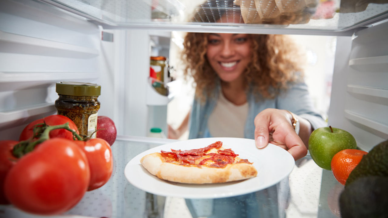 ఆహారాన్ని ఒకటి కంటే ఎక్కువసార్లు వేడి చేయడం అతిపెద్ద చాలా ప్రమాదం అంటున్నారు నిపుణులు. ఇది ఆహారంలోని పోషక విలువలను తగ్గించడమే కాకుండా,ఆహారం చెడిపోయే అవకాశం ఉందంటున్నారు. మనం ఏదైనా ఫ్రిజ్‌లో ఉంచినప్పుడు, దానిని త్వరగా తీయడం మర్చిపోతాం..వాటిని చాలా రోజుల తర్వాత తీసుకొని వాడుకుంటాం.ఈ సమస్యను అదిగమించేందుకు మిగిలిపోయిన ఆహారంపైన తేదీని రాయడం మంచి మార్గం