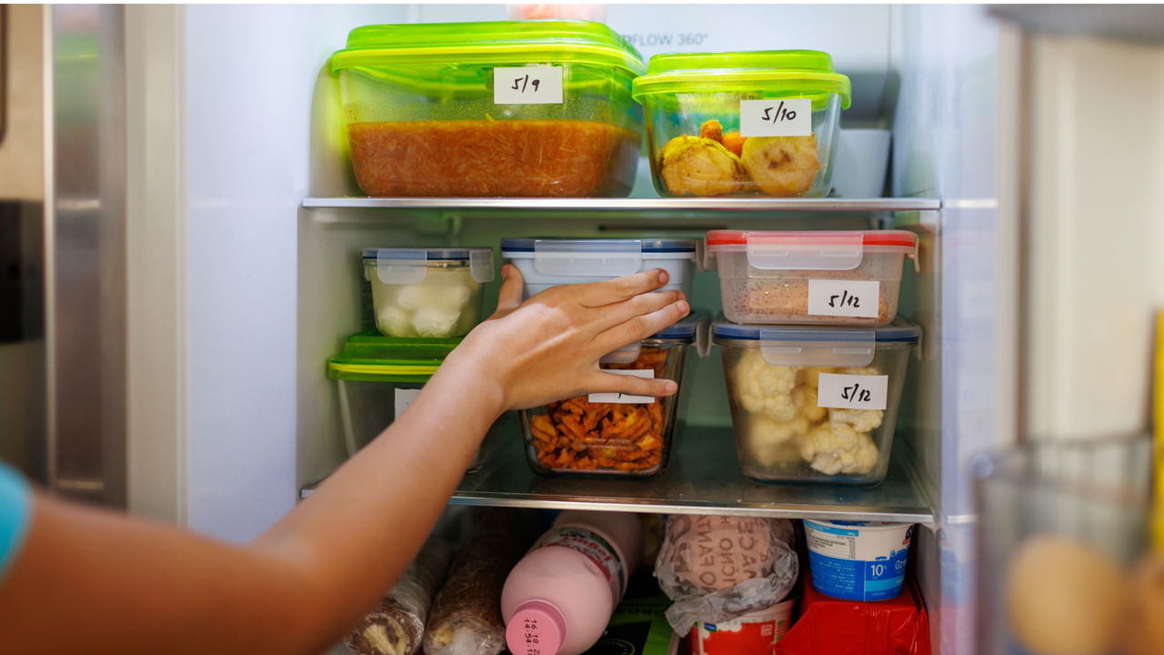 మనం ఇంట్లో మిగిలిపోయిన ఆహారాన్ని ఫ్రిజ్‌లో ఉంచడం సర్వసాధారణం. ఇలా పెట్టిన ఆహారాన్ని మరుసటి రోజు తీసి ఎలా తింటున్నారు? చాలా మంది ఫ్రిజ్ నుండి తీసిన ఆహారాన్ని వేడి చేసి తింటుంటారు. కానీ ఈ పద్ధతి సురక్షితమేనా? కొన్ని సందర్భాల్లో, ఇలా నిల్వ చేసి తర్వాత మళ్లీ వేడి చేసి తినడం హానికరమని నిపుణులు చెబుతున్నారు. 