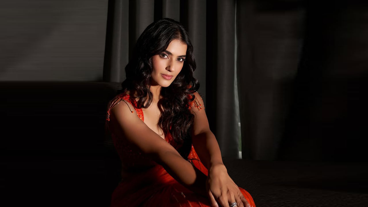 20 ఆగస్టు 1995న మహారాష్ట్ర రాష్ట్ర రాజదాని ముంబై మహానగరంలో పుట్టి పెరిగింది వయ్యారి భామ కావ్య థాపర్. ఈమె తండ్రి విక్కీ థాపర్ ఓ వ్యాపారవేత్త. తల్లి ఆర్తి థాపర్ గృహిణి. ఈమెకి అభిమన్యు థాపర్ అనే ఓ సోదరుడు కూడా ఉన్నాడు.