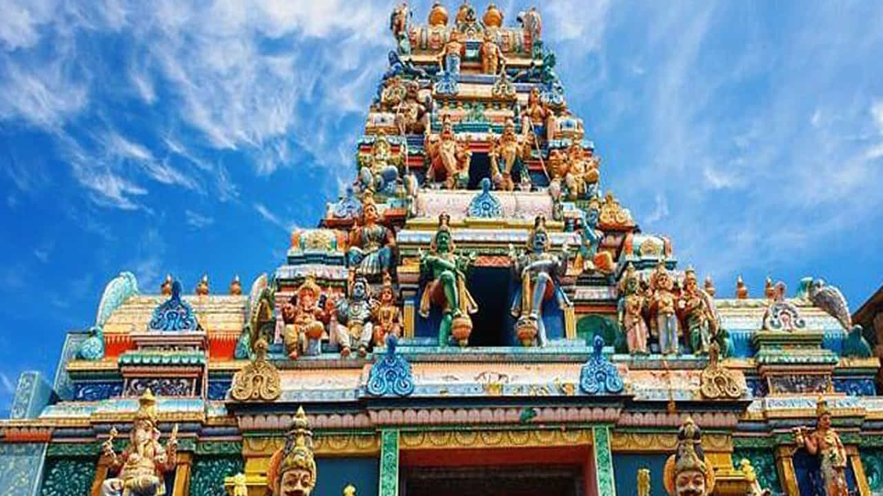 మున్నేశ్వర ఆలయం : శ్రీలంకలో ఉన్న ప్రసిద్ధ శివాలయాల్లో మున్నేశ్వర ఆలయం ఒకటి. రావణుడిని చంపిన తర్వాత శ్రీరాముడు ఈ ప్రదేశంలో శివుడిని పూజించాడని చెబుతారు. అద్భుతమైన కట్టడాల్లో ఇదొక్కటి. ఈ శివాలయం మున్నేశ్వర గ్రామంలో ఉండటం వలన దీనికి మున్నేశ్వర మహాదేవ్ అనే పేరు వచ్చిందంట.