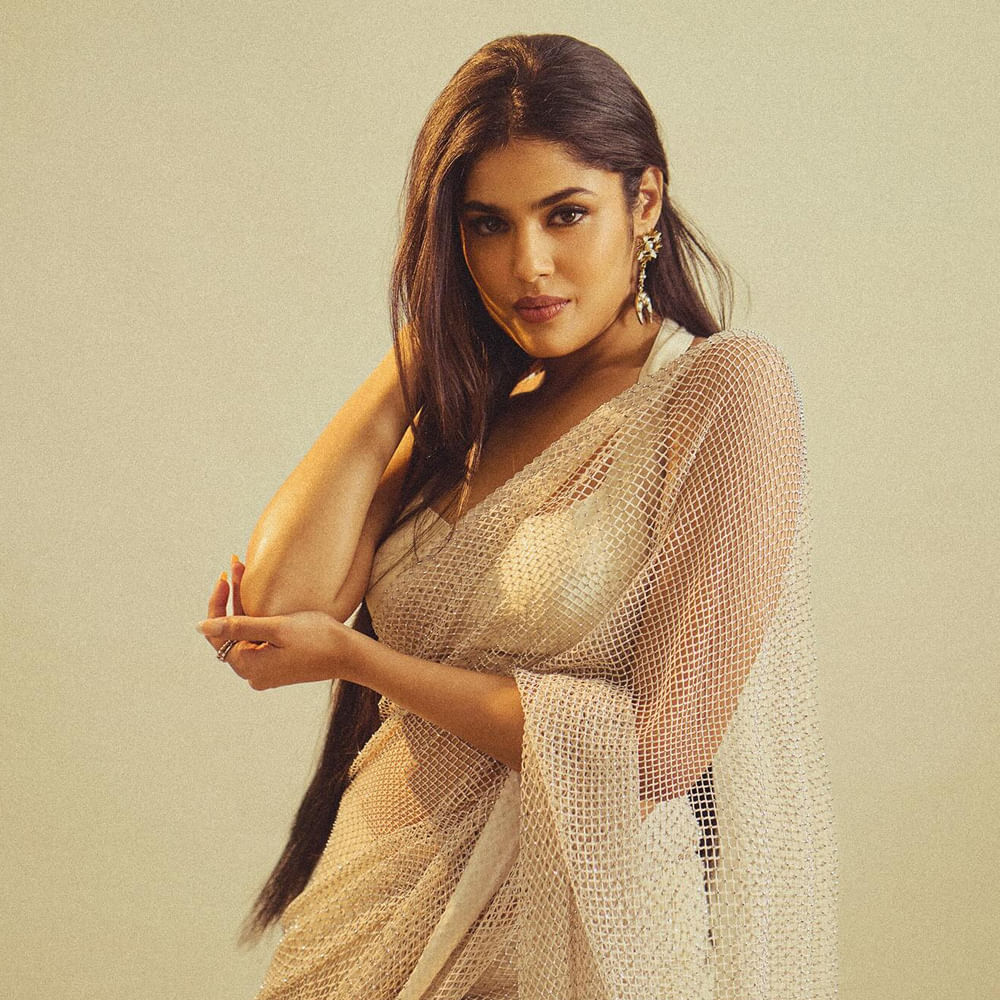 సోషల్ మీడియాలో నిత్యం క్రేజీ ఫోటోస్ షేర్ చేసే ఫరియా.. తాజాగా చీరలో గ్లామరస్ ఫోటోస్ పంచుకుంది. ట్రాన్స్ పరెంట్ స్టైలిష్ చీరలో ఫరియా వేసిన హావభావాలు అద్భుతంగా ఆకర్షిస్తున్నాయి. మత్య్సకన్య వైబ్స్ అంటూ ఆమె పెట్టిన క్యాప్షన్ కు తగ్గట్టే.. ఆమె లుక్ మరింత అందంగా కనిపిస్తుంది.