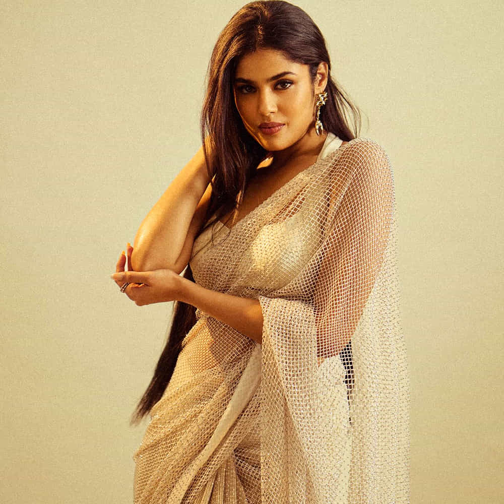 హైదరాబాదీ అమ్మాయి ఫరియా అబ్దుల్లా గురించి ప్రత్యేకంగా చెప్పాల్సిన అవసరం లేదు. 2021లో తెలుగులో వచ్చిన జాతిరత్నాలు సినిమా ద్వారా ఇండస్ట్రీలోకి అడుగుపెట్టింది ఈ పొడుగుకాళ్ల సుందరి. సినిమాల్లోకి రాకముందు మోడలింగ్, థియేటర్ ఆర్టిస్ట్గా, యూట్యూబర్గా పలు వీడియోలు చేసింది.