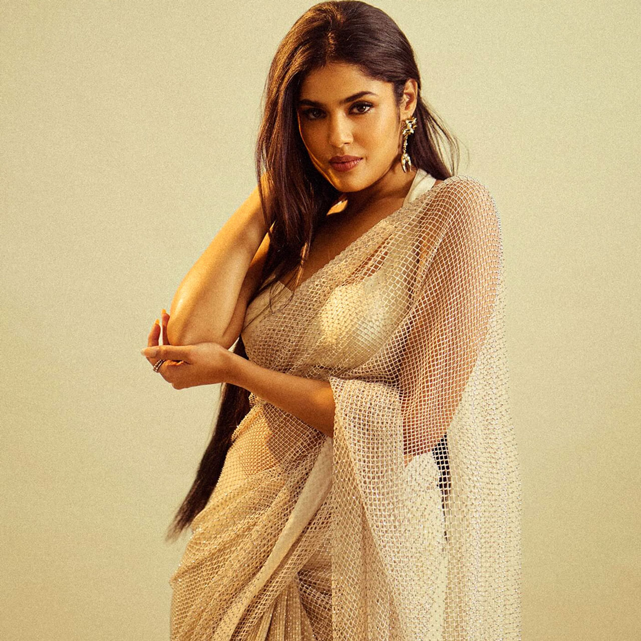 హైదరాబాదీ అమ్మాయి ఫరియా అబ్దుల్లా గురించి ప్రత్యేకంగా చెప్పాల్సిన అవసరం లేదు. 2021లో తెలుగులో వచ్చిన జాతిరత్నాలు సినిమా ద్వారా ఇండస్ట్రీలోకి అడుగుపెట్టింది ఈ పొడుగుకాళ్ల సుందరి. సినిమాల్లోకి రాకముందు మోడలింగ్, థియేటర్ ఆర్టిస్ట్గా, యూట్యూబర్గా పలు వీడియోలు చేసింది.