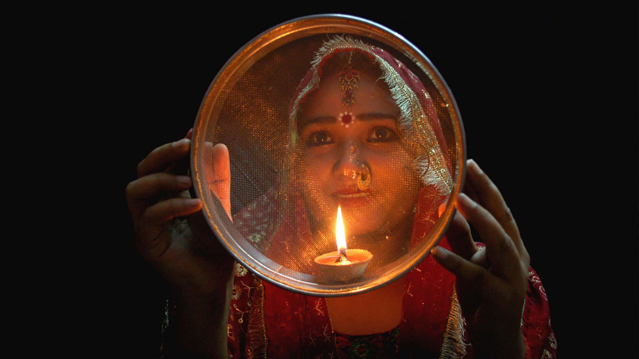 ఉపవాసం ఒక మతపరమైన ప్రతిజ్ఞ, దీనిలో ఆహారం తీసుకోవడం మానేస్తారు. ఇది సాధారణంగా పండుగలు లేదా ప్రత్యేక సందర్భాలలో పాటిస్తారు. ఇది ప్రతి నెలలో  రెండుసార్లు వచ్చే ఏకాదశి నాడు ఉపవాసం చేస్తారు కొందమంది. శివ భక్తులు సోమవారాల్లో ఉపవాసం ఉంటారు. విష్ణు భక్తులు గురువారాల్లో ఉపవాసం ఉంటారు. శ్రావణ మాసంలో చాలామంది ఉపవాసం ఉంటారు. 