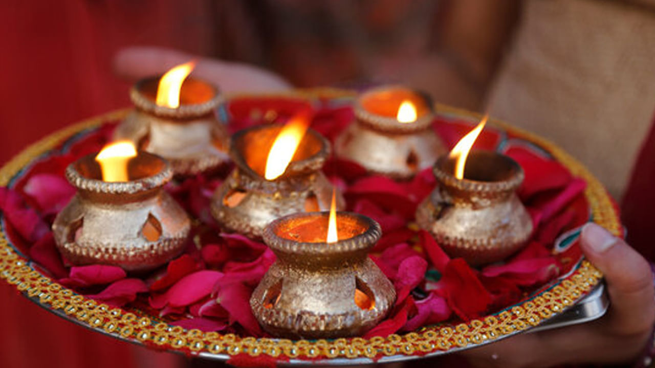 చిన్న దీపం చీకటిని తొలిగిస్తుంది. అంతే కాకుండా పండుగల సమయంలో దీపాల వెలుగులు చీకటిని తొలిగించి, ప్రతికూల శక్తిని దూరం చేస్తుంది. ఇంట్లో ఆనందకరమైన వాతావరణాన్ని సృష్టిస్తుంది. అంతే కాకుండా దీపాల వెలుగులు ఇంటిలోని ప్రతి ఒక్కరిలో మానసిక ప్రశాంతతను పెంచి జీవితంలోని బాధలను దూరం చేస్తాయంట. 