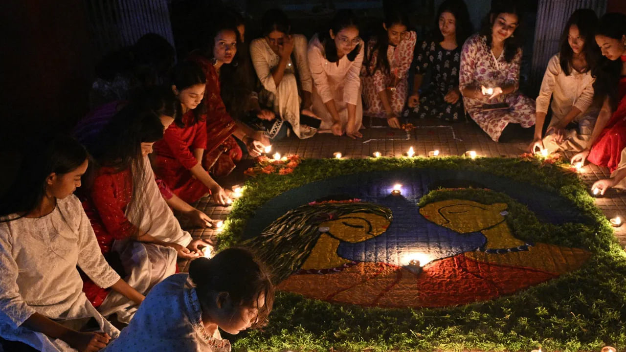  పండుగ సమయంలో దీపం వెలిగించడం అనేది దేవుడిని పలకరించే ఒక మార్గం అంటున్నారు పండితులు. అది మీ భక్తి , ప్రేమ,గౌరవాన్ని ప్రదర్శిస్తుందంట. అంతే కాకుండా ఇది ఇంట్లో ఆనందం, శ్రేయస్సు ఆరోగ్యాన్ని పెంచుతుందంట. అందుకే పండగల  సమయంలో తప్పనిసరిగా దీపాలు వెలిగించాలంట.