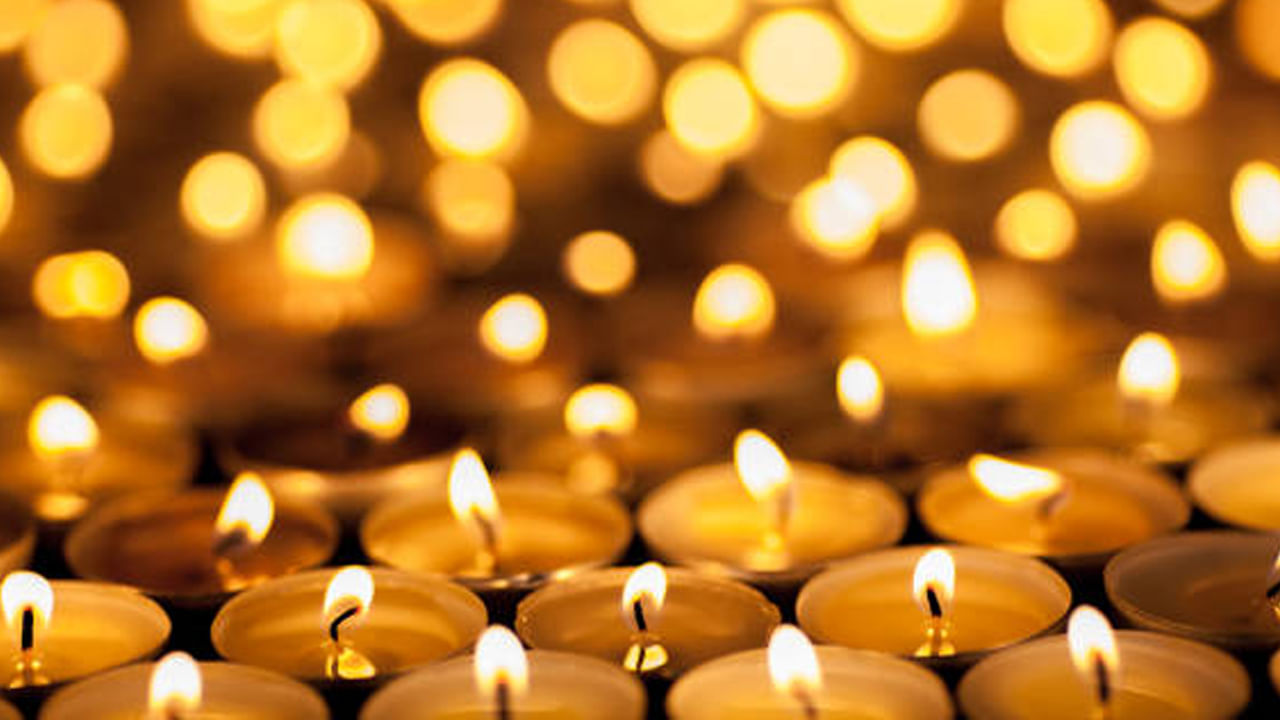 హిందూ సంప్రదాయాల ప్రకారం పండుగల సమయంలో ఇంటిని ప్రతి ఒక్కరూ అందంగా, పసుపు, కుంకుమ, పూలు దీపాలతో అందంగా అలంకరించుకుంటారు. అయితే మీరు ఎప్పుడైనా గమనించారా? మరి పండుగల సమయంలోనే ఎక్కువగా ఇంటిలో దీపాలు ఎందుకు వెలగిస్తారో, ఇప్పుడు దాని గురించే వివరంగా తెలుసుకుందాం.