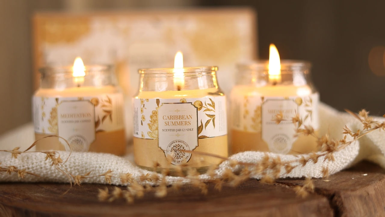 పండుగల సమయంలో దీపాలను వెలిగించడం అనేది చాలా కాలం నుంచి వస్తున్న సంప్రదాయం. దీని  వలన మానసిక ప్రశాంతత కలుగుతుంది. అంతే కాకుండా చిన్న కాంతి ఇంటిలోపల పాజిటివ్ ఎనర్జీని పెం చుతుంది. అందుకే మన పెద్ద వారు పండుగల సమయంలో తప్పకుండా దీపాలు వెలిగించాలని చెబుతుంటారు. ఇవే కాకుండా పండుగల సమయంలో దీపాలు వెలగించడం వలన చాలా ప్రయోజనాలు ఉన్నాయంట.