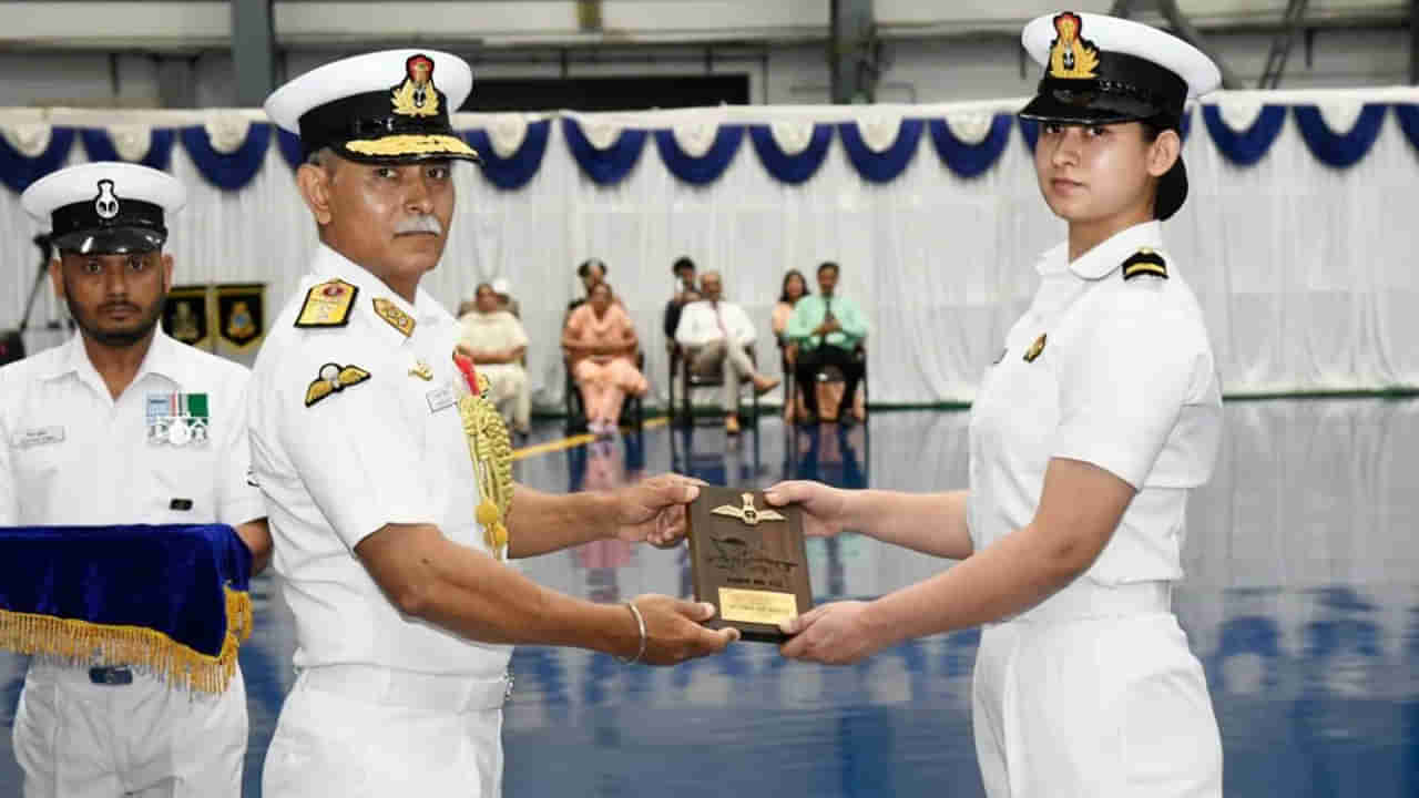 Nari Shakti in Navy: భారత నౌకాదళంలో తొలి మహిళా ఫైటర్ పైలట్‌గా ఆస్తా పూనియా.. మరో నవశకం ఆరంభం!