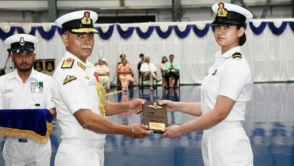 Nari Shakti in Navy: భారత నౌకాదళంలో తొలి మహిళా ఫైటర్ పైలట్గా ఆస్తా పూనియా.. మరో నవశకం ఆరంభం!