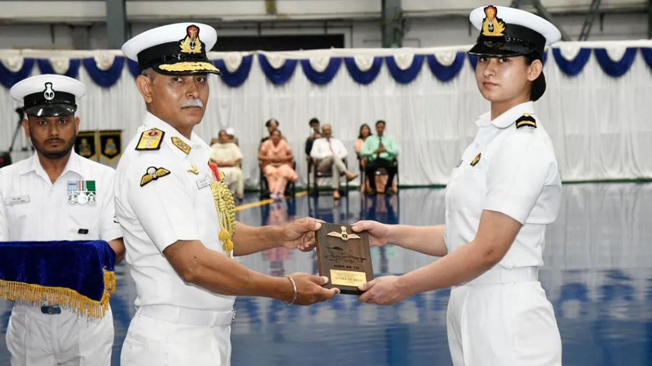 Nari Shakti in Navy: భారత నౌకాదళంలో తొలి మహిళా ఫైటర్ పైలట్గా ఆస్తా పూనియా.. మరో నవశకం ఆరంభం!