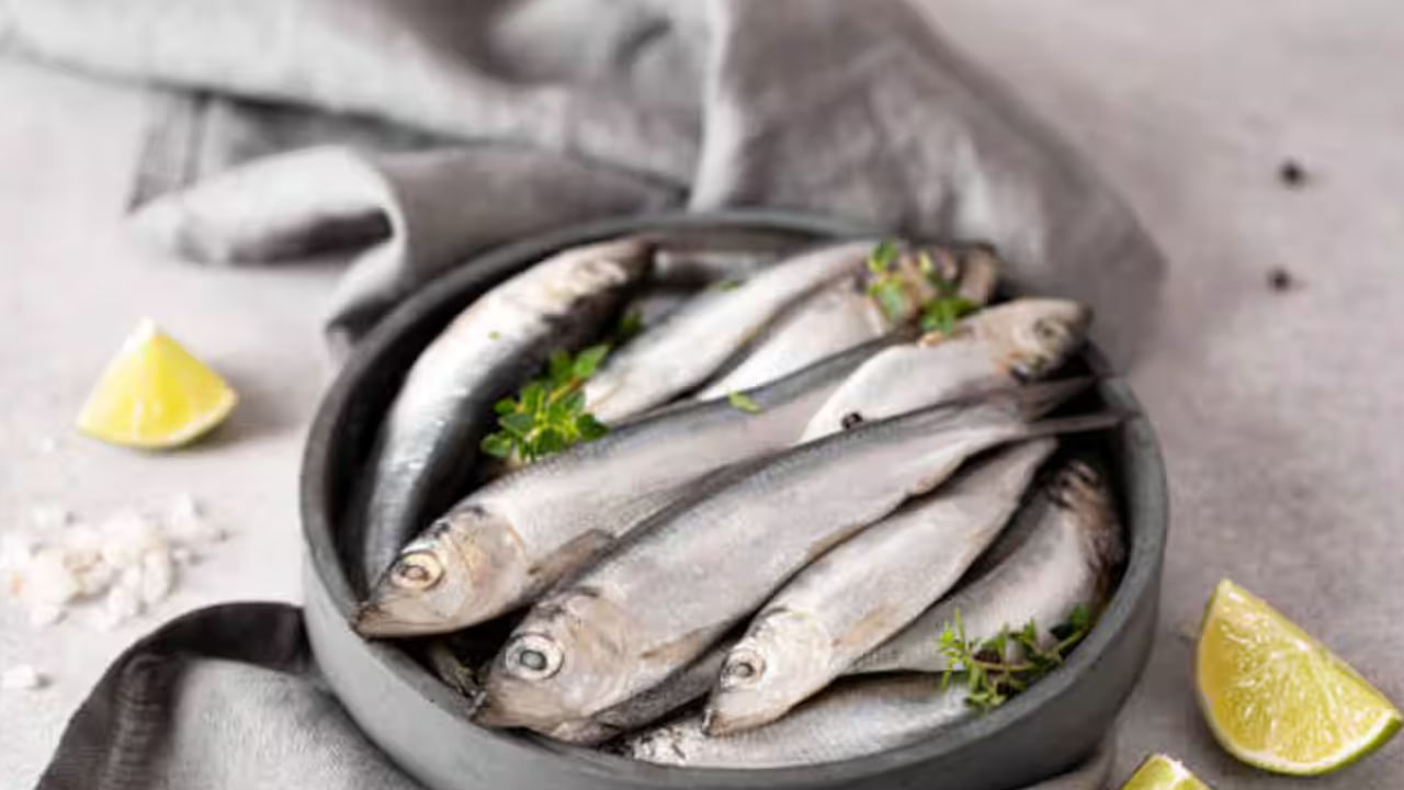 చేపలతో పాటుగా చేప కళ్లు తినటం వల్ల శరీరానికి కావాల్సిన పోషకాలు అందుతాయి. చేప కళ్ళలో ఉండే ఒమేగా-3 ఫ్యాటీ యాసిడ్స్ శరీరంలో శక్తిని సమంగా వినియోగించడంలో సహాయపడతాయి. ఇది ఇన్సులిన్ సెన్సిటివిటీని మెరుగుపరచి మధుమేహాన్ని నియంత్రణలో ఉంచుతాయి..అధిక బరువు సమస్యతో బాధపడే వారికి కూడా మేలు చేస్తాయి. చేప కళ్లు తినటం వల్ల శరీర బరువు తగ్గించడంలో మేలు చేస్తుంది.