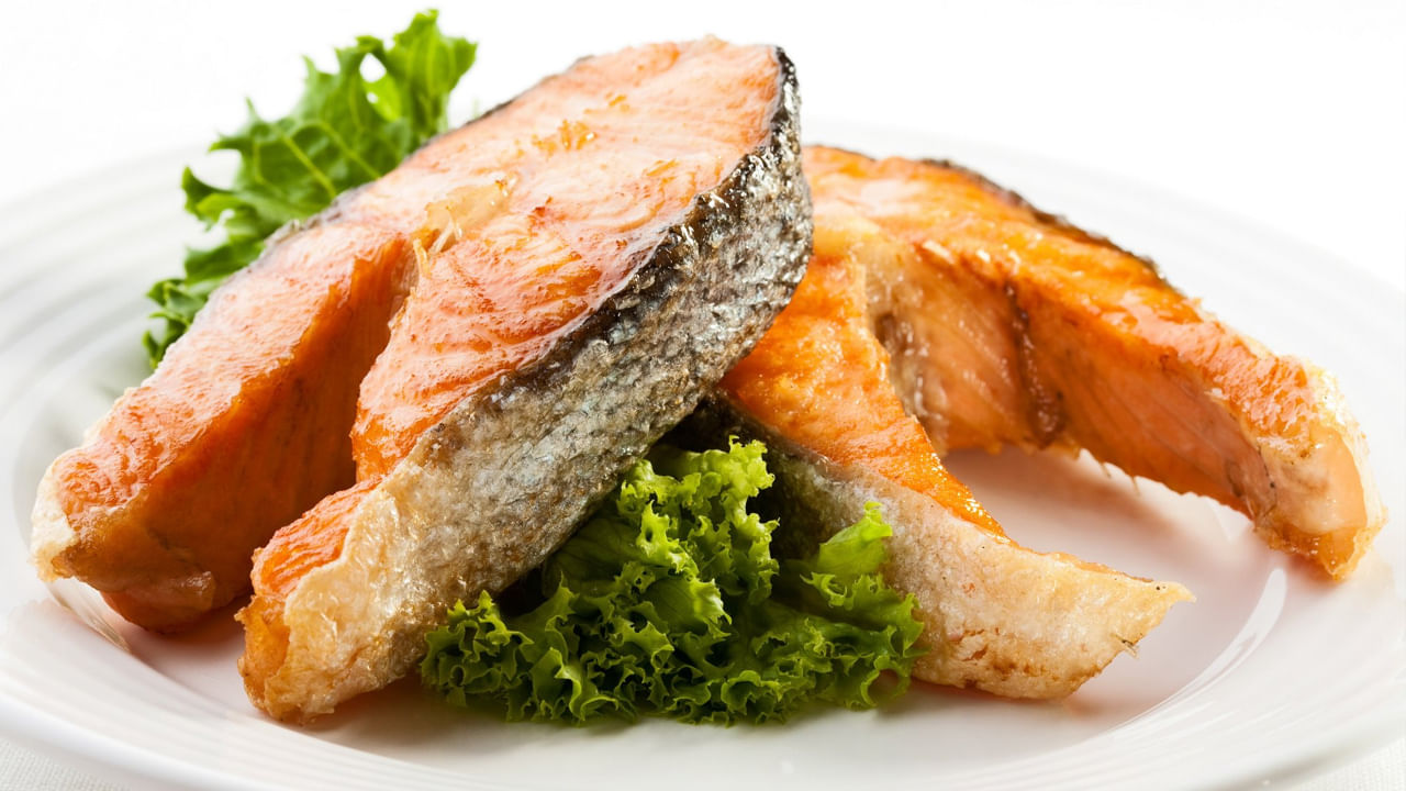 
వర్షాకాలంలోని నీటిలో కలుషితాలు, సూక్ష్మక్రిములు, బ్యాక్టీరియా పెరిగే అవకాశం ఉంది. కనుక ఈ ప్రభావం చేపలపై కూడా పడుతుంది. అంతేకాదు చేపల రవాణా, చేపలను నిల్వ చేసే విధానం సరైనవి కాకపోవచ్చు, కనుక చేపల్లో బ్యాక్టీరియా పెరుగుదల, ఆహారం చెడిపోయే ప్రమాదం ఎక్కువగా ఉంటుంది. ఒకొక్కసారి చేపలు అమ్మేవారు లేదా కొన్నవారు చేపలను నిల్వ చేసే విధానంలో రాజీ పడవచ్చు. అప్పుడు చేపలలో బ్యాక్టీరియా పెరిగి ఆనారోగ్యాన్ని కలిగించవచ్చు.  